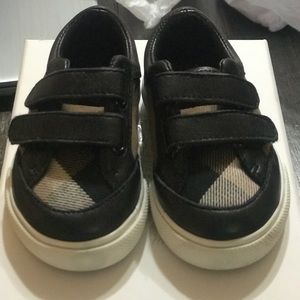 Burberry infant shoes